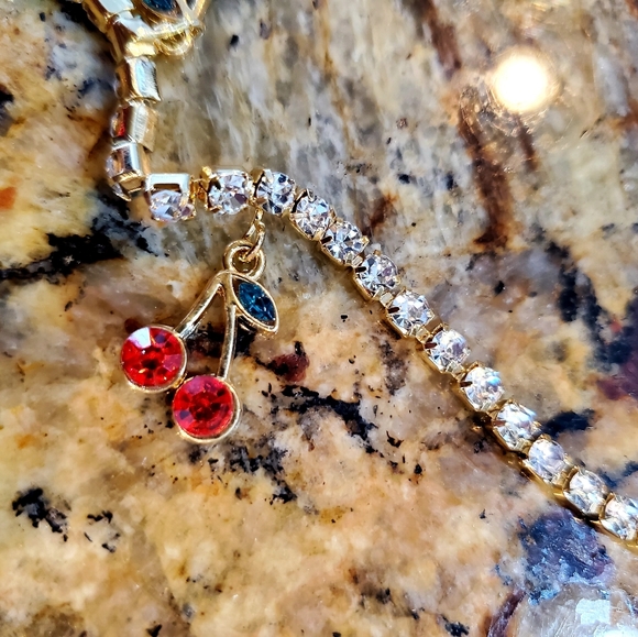 Crystal red cherry choker with crystal gold chain - Picture 5 of 6